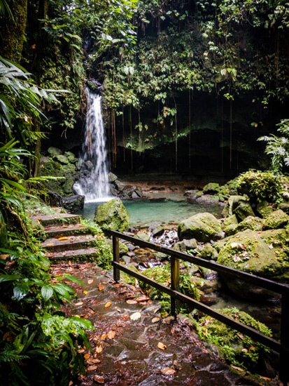 Piscine naturelle d'Emeral Pool en Dominique